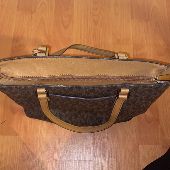 Michael Kors Jet Set Travel Tote Bag - Picture 6 of 7